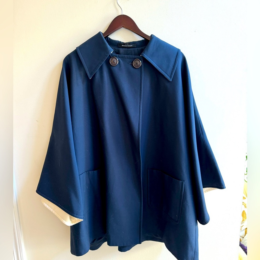 Ellen Tracy Cape with 100% Silk Lining! Medium weight, water resistant.